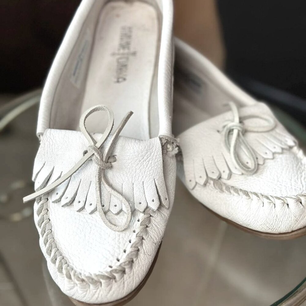 Minnetonka white leather kilty moccasins womens 9 size